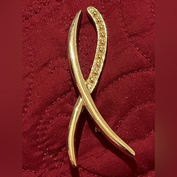 St. John Jewelry - St John Gold Tone Pin EC last week final price